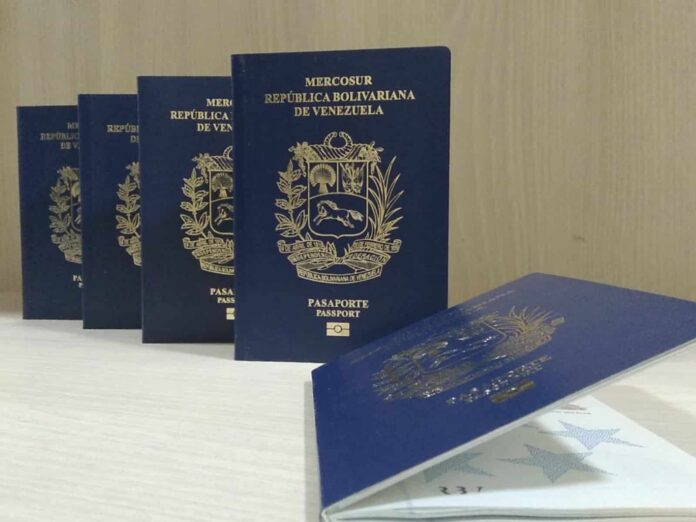 Venezolanos no pueden ingresar al país con el pasaporte vencido a pesar de no existir comunicación oficial del régimen madurista sobre esta nueva política Venezolanos no pueden ingresar al país con el pasaporte a pesar de no existir comunicación oficial del régimen madurista sobre esta nueva política