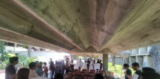 Estudiantes de la UCV protestaron con un pupitrazo para exigir la liberación de los presos políticos Estudiantes de la UCV protestaron con un pupitrazo para exigir la liberación de los presos políticos