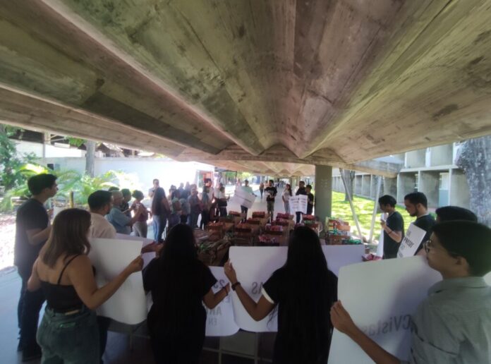 Estudiantes de la UCV protestaron con un pupitrazo para exigir la liberación de los presos políticos Estudiantes de la UCV protestaron con un pupitrazo para exigir la liberación de los presos políticos