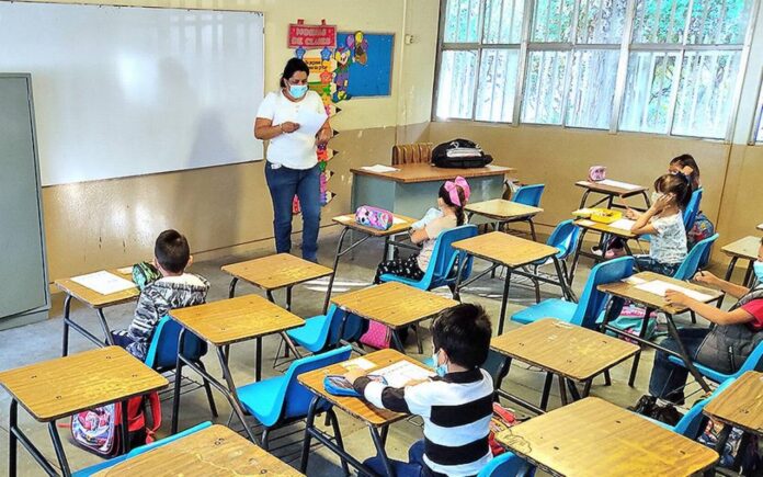 Solo 30% de los maestros estuvo presente en el inicio del año escolar: Exigen un salario mínimo de 600 dólares Solo 30% de los maestros estuvo presente en el inicio del año escolar: Exigen un salario mínimo de 600 dólares