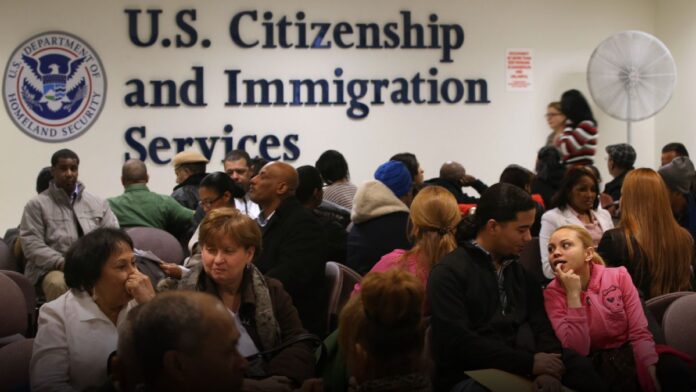 EE. UU. impedirá a migrantes venezolanos renovar el parole humanitario EE. UU. impedirá a migrantes venezolanos renovar el parole humanitario