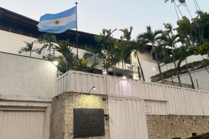 Cuarto día de asedio del régimen de Nicolás Maduro contra la Embajada de Argentina en Caracas Cuarto día de asedio del régimen de Nicolás Maduro contra la Embajada de Argentina en Caracas