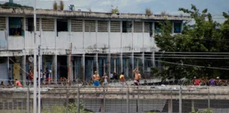 Familiares de presos políticos realizaron vigilia en el centro penitenciario de Yare III para exigir justicia Familiares de presos políticos realizaron vigilia en el centro penitenciario de Yare III para exigir justicia