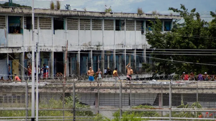 Familiares de presos políticos realizaron vigilia en el centro penitenciario de Yare III para exigir justicia Familiares de presos políticos realizaron vigilia en el centro penitenciario de Yare III para exigir justicia