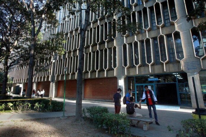 Aparece pancarta en la UCAB: «Tenemos 7.443.584 pruebas de la verdad, viviremos en libertad» Aparece pancarta en la UCAB: "Tenemos 7.443.584 pruebas de la verdad, viviremos en libertad"