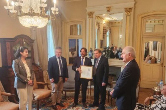 Edmundo González Urrutia llegó a Uruguay y se reunió con el presidente Luis Lacalle Pou: «Las actas testifican el triunfo del cambio» Edmundo González Urrutia llegó a Uruguay y se reunió con el presidente Luis Lacalle Pou: «Las actas testifican el triunfo del cambio»