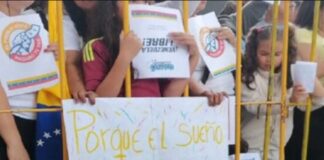 Venezolanos se concentraron frente al lugar donde se reunieron Luis Lacalle Pou y Edmundo González Urrutia Venezolanos se concentraron frente al lugar donde se reunieron Luis Lacalle Pou y Edmundo González Urrutia