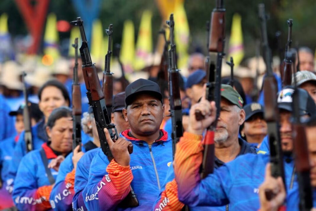 Insight Crime: ¿Qué hay detrás de la distribución de armas del régimen de Nicolás Maduro a empleados públicos en Venezuela? 
