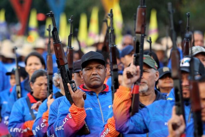 Insight Crime: ¿Qué hay detrás de la distribución de armas del régimen de Nicolás Maduro a empleados públicos en Venezuela? Insight Crime: ¿Qué hay detrás de la distribución de armas del régimen de Nicolás Maduro a empleados públicos en Venezuela?