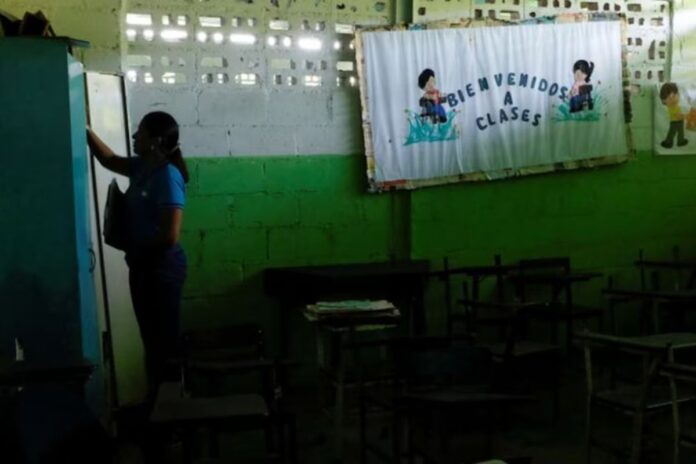 Crisis en la educación en Venezuela: Maestros sin relevo y un sistema con retraso de un siglo Crisis en la educación en Venezuela: Maestros sin relevo y un sistema con retraso de un siglo