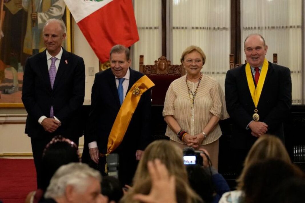 Edmundo González Urrutia es homenajeado y recibe las llaves de Lima