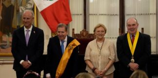 Edmundo González Urrutia es homenajeado y recibe las llaves de Lima Edmundo González Urrutia es homenajeado y recibe las llaves de Lima