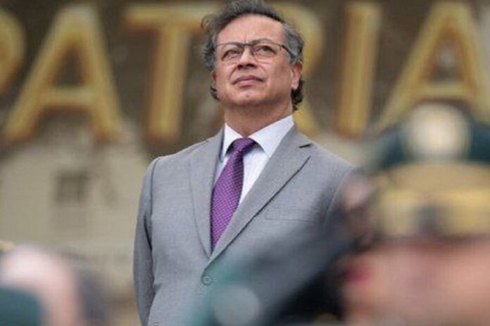 Gustavo Petro justifica crisis de inmigrantes y rechazo de aviones de Estados Unidos con «las sanciones contra Venezuela» Gustavo Petro responde a Tarek William Saab que deben ocuparse de los "problemas de la humanidad"