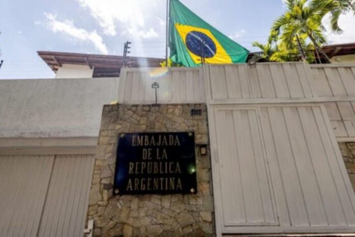 Asilados en la Embajada de Argentina denuncian que no tienen acceso a sus medicinas Asilados en la Embajada de Argentina denuncian que no tienen acceso a sus medicinas
