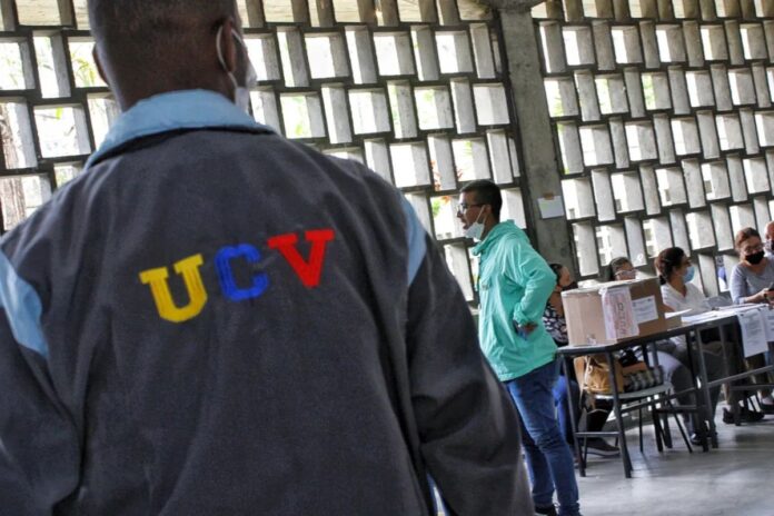 Estudiantes de la UCV se declaran en activismo permanente para rechazar juramentación de Nicolás Maduro Estudiantes de la UCV se declaran en activismo permanente para rechazar juramentación de Nicolás Maduro
