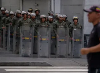 Maduro ordena militarizar el país y abre las compuertas para una mayor represión de cara a su ilegítima juramentación Maduro ordena militarizar el país y abre las compuertas para una mayor represión de cara a su ilegítima juramentación