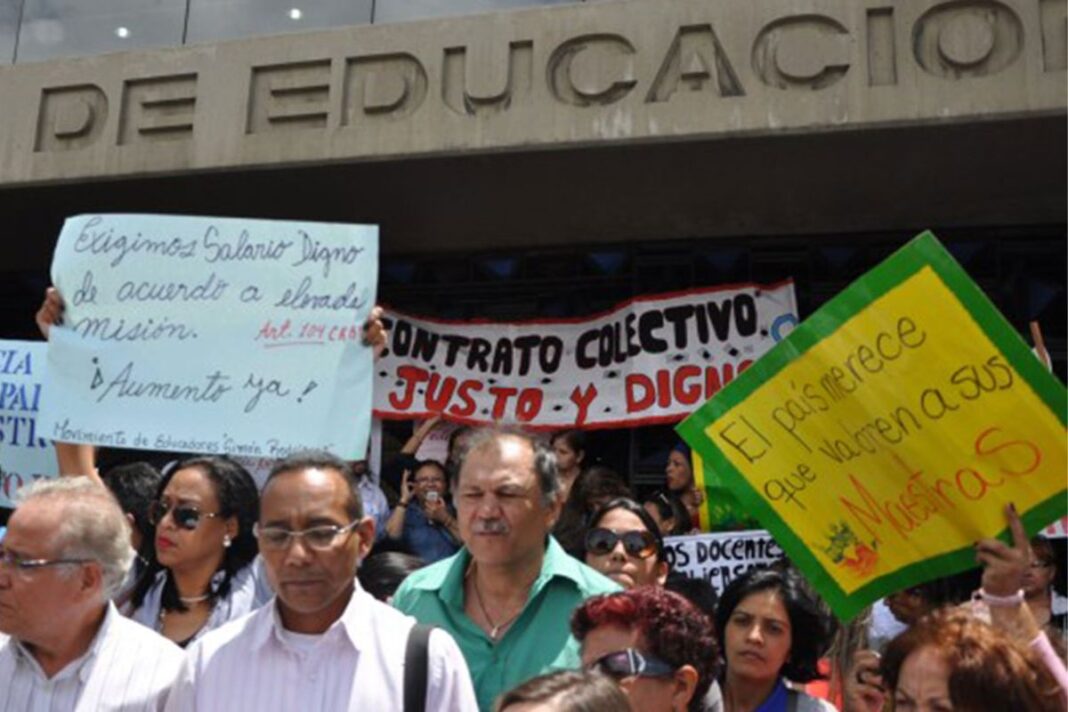 Travesía de los maestros en Venezuela que sobreviven con 15 dólares mensuales