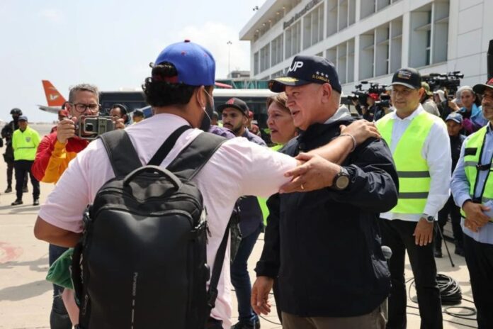 Tercer grupo de deportados venezolanos llegan al país desde México: incluye mujeres y niños Tercer grupo de deportados venezolanos llegan al país desde México: incluye mujeres y niños
