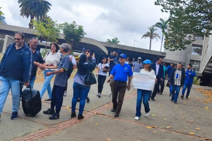 Estudiantes marchan para rechazar asedio policial en la Ciudad Universitaria Estudiantes marchan para rechazar asedio policial en la Ciudad Universitaria