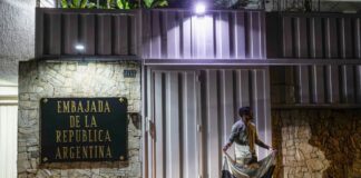 Asilados en Embajada de Argentina en Caracas: «Estamos atrapados entre la búsqueda de libertad y la brutalidad del régimen» Asilados en Embajada de Argentina en Caracas: "Estamos atrapados entre la búsqueda de libertad y la brutalidad del régimen"