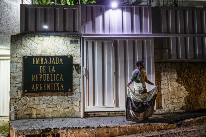 Asilados en Embajada de Argentina en Caracas: «Estamos atrapados entre la búsqueda de libertad y la brutalidad del régimen» Asilados en Embajada de Argentina en Caracas: "Estamos atrapados entre la búsqueda de libertad y la brutalidad del régimen"