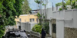 Denuncian «bloqueo para acceder a servicios básicos» en la embajada argentina: «Insistimos en una reacción inmediata de la comunidad internacional» Denuncian "bloqueo para acceder a servicios básicos" en la embajada argentina: "Insistimos en una reacción inmediata de la comunidad internacional"