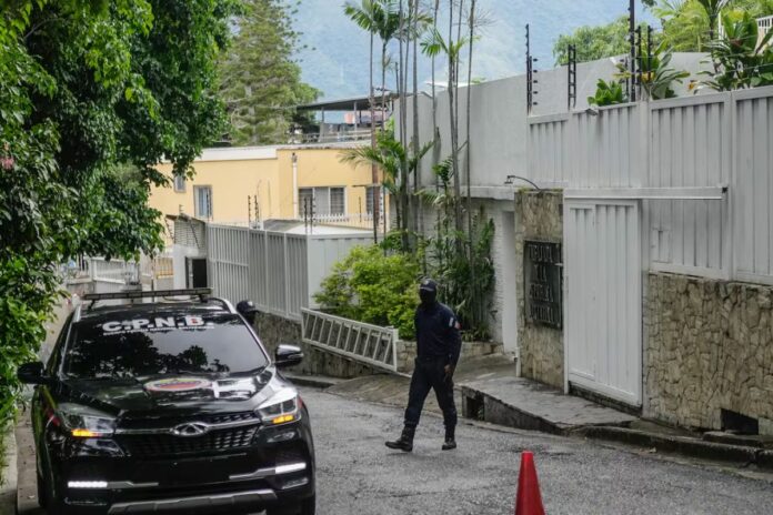 Denuncian «bloqueo para acceder a servicios básicos» en la embajada argentina: «Insistimos en una reacción inmediata de la comunidad internacional» Denuncian "bloqueo para acceder a servicios básicos" en la embajada argentina: "Insistimos en una reacción inmediata de la comunidad internacional"