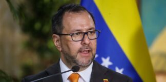 Régimen de Nicolás Maduro tacha de «desesperada» la imposición de aranceles de Estados Unidos a quienes compren petróleo venezolano Régimen de Nicolás Maduro tacha de "desesperada" la imposición de aranceles de Estados Unidos a quienes compren petróleo venezolano