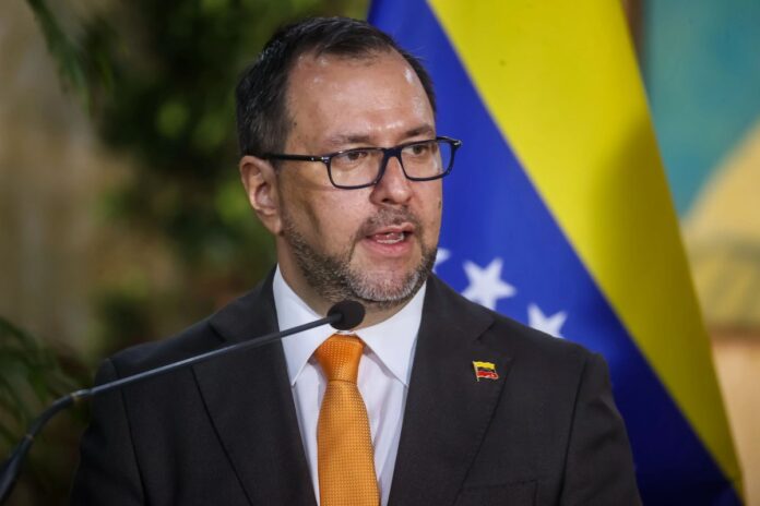 Régimen de Nicolás Maduro tacha de «desesperada» la imposición de aranceles de Estados Unidos a quienes compren petróleo venezolano Régimen de Nicolás Maduro tacha de "desesperada" la imposición de aranceles de Estados Unidos a quienes compren petróleo venezolano