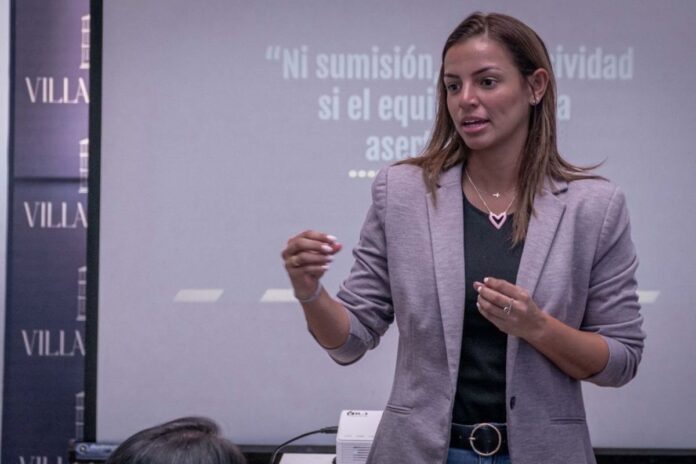 Vanessa Linares de Ramírez invita a los zulianos a votar por la reelección de Manuel Rosales en la elección del #25May Vanessa Linares de Ramírez invita a los zulianos a votar por la reelección de Manuel Rosales en la elección del #25May