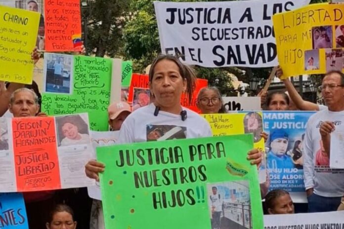 Madre venezolana clama por su hijo deportado a El Salvador desde Estados Unidos: «Quiero una prueba de vida» Madre venezolana clama por su hijo deportado a El Salvador desde Estados Unidos: "Quiero una prueba de vida"