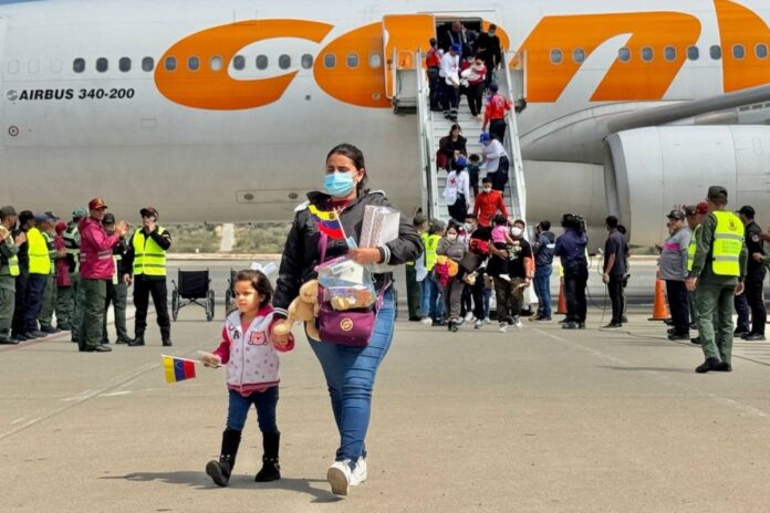 Venezuela recibe a 316 migrantes deportados por Estados Unidos en nuevo vuelo de repatriación Venezuela recibe a 316 migrantes deportados por Estados Unidos en nuevo vuelo de repatriación