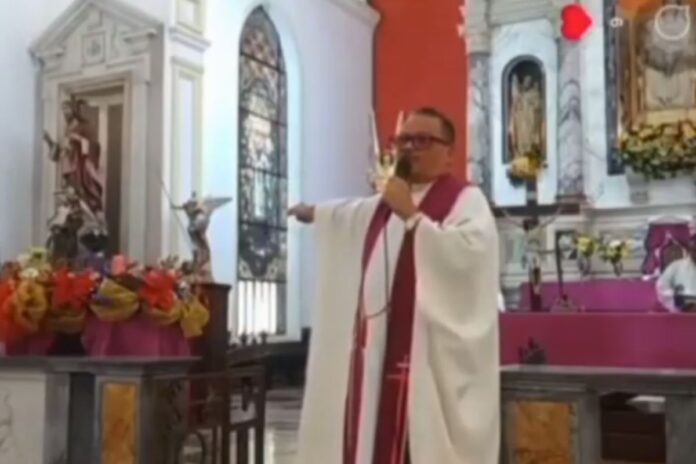 Sermón del padre Lenin Naranjo se vuelve a viralizar: «Maduro, las muertes que van a crear para salvar tu pellejo te van a llevar al infierno» ¿Es aplicable a la actualidad? Sermón del padre Lenin Naranjo se vuelve a viralizar: "Maduro, las muertes que van a crear para salvar tu pellejo te van a llevar al infierno" ¿Es aplicable a la actualidad?