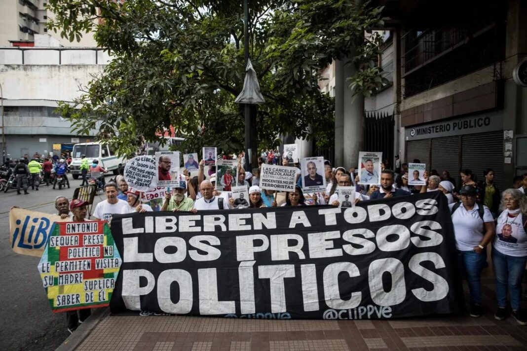 Foro Penal eleva a 903 el número de presos políticos del régimen de Nicolás Maduro