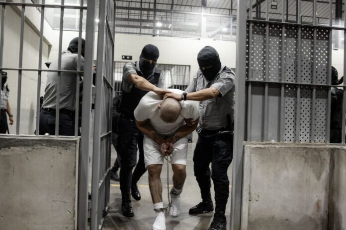 HRW denuncia «desaparición forzada» de venezolanos deportados a El Salvador HRW denuncia "desaparición forzada" de venezolanos deportados a El Salvador