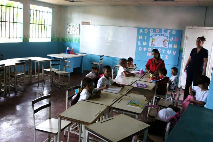 Último trimestre escolar en Venezuela y los docentes reuniendo todos los esfuerzos para sobrevivir Último trimestre escolar en Venezuela y los docentes reuniendo todos los esfuerzos para sobrevivir