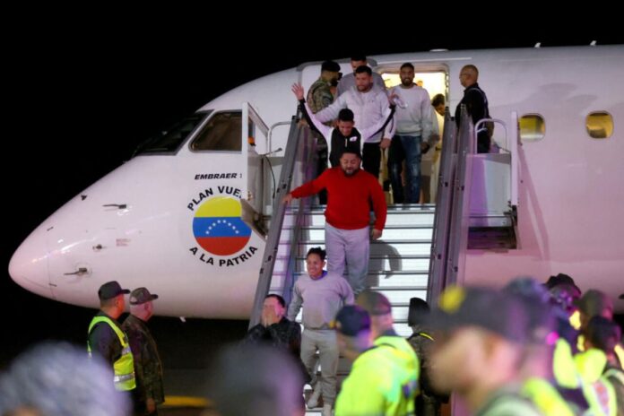 Aterriza en Venezuela otro vuelo con 191 deportados: Dos de ellos con alerta roja de Interpol Aterriza en Venezuela otro vuelo con 191 deportados: Dos de ellos con alerta roja de Interpol