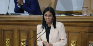 Delcy Rodríguez presenta en la ANC decreto de emergencia económica y plenaria avala más poderes para Nicolás Maduro Delcy Rodríguez presenta en la ANC decreto de emergencia económica y plenaria avala más poderes para Nicolás Maduro