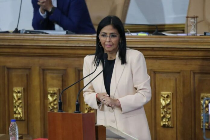 Delcy Rodríguez presenta en la ANC decreto de emergencia económica y plenaria avala más poderes para Nicolás Maduro Delcy Rodríguez presenta en la ANC decreto de emergencia económica y plenaria avala más poderes para Nicolás Maduro