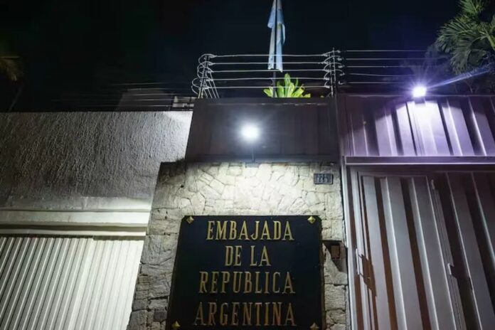 Cruz Roja brindó asistencia médica a opositores asilados en Embajada de Argentina en Caracas Cruz Roja brindó asistencia médica a opositores asilados en Embajada de Argentina en Caracas