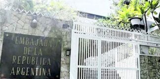 Asilados en la embajada de Argentina en Caracas denuncian prohibición al ingreso de agua potable Asilados en la embajada de Argentina en Caracas denuncian prohibición al ingreso de agua potable