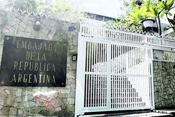 Asilados en la embajada de Argentina en Caracas denuncian prohibición al ingreso de agua potable Asilados en la embajada de Argentina en Caracas denuncian prohibición al ingreso de agua potable