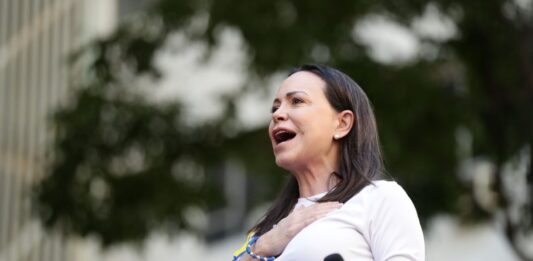 María Corina Machado denuncia que más de cinco millones de venezolanos sufren hambre y responsabiliza a Maduro de la crisis