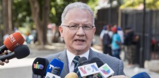 Esposa de Perkins Rocha sobre negativa de Ley de Amnistía contra él: «Hay un ensañamiento particular en su contra» María Constanza Capriani denuncia atropellos contra su esposo Perkins Rocha: "Ni siquiera un médico ha podido verlo"