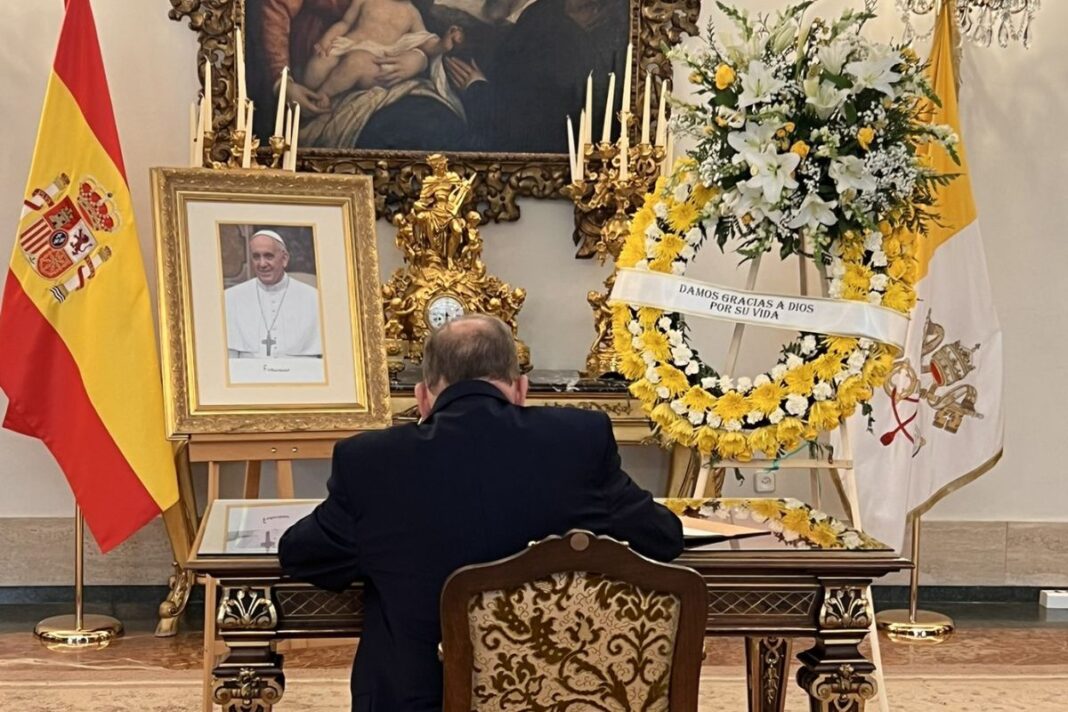 Edmundo González Urrutia firma libro de condolencias por el papa Francisco y honra su legado de humildad