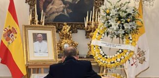Edmundo González Urrutia firma libro de condolencias por el papa Francisco y honra su legado de humildad Edmundo González Urrutia firma libro de condolencias por el papa Francisco y honra su legado de humildad