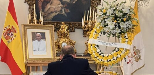 Edmundo González Urrutia firma libro de condolencias por el papa Francisco y honra su legado de humildad