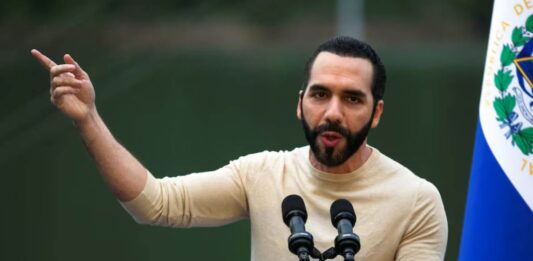 Nayib Bukele propone a Nicolás Maduro un canje humanitario: migrantes deportados por presos políticos