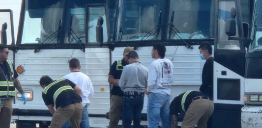 Gobierno de Estados Unidos ofrece 1.000 dólares a migrantes para que se autodeporten