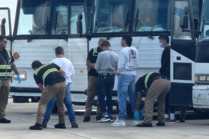 Gobierno de Estados Unidos ofrece 1.000 dólares a migrantes para que se autodeporten Gobierno de Estados Unidos ofrece 1.000 dólares a migrantes para que se autodeporten